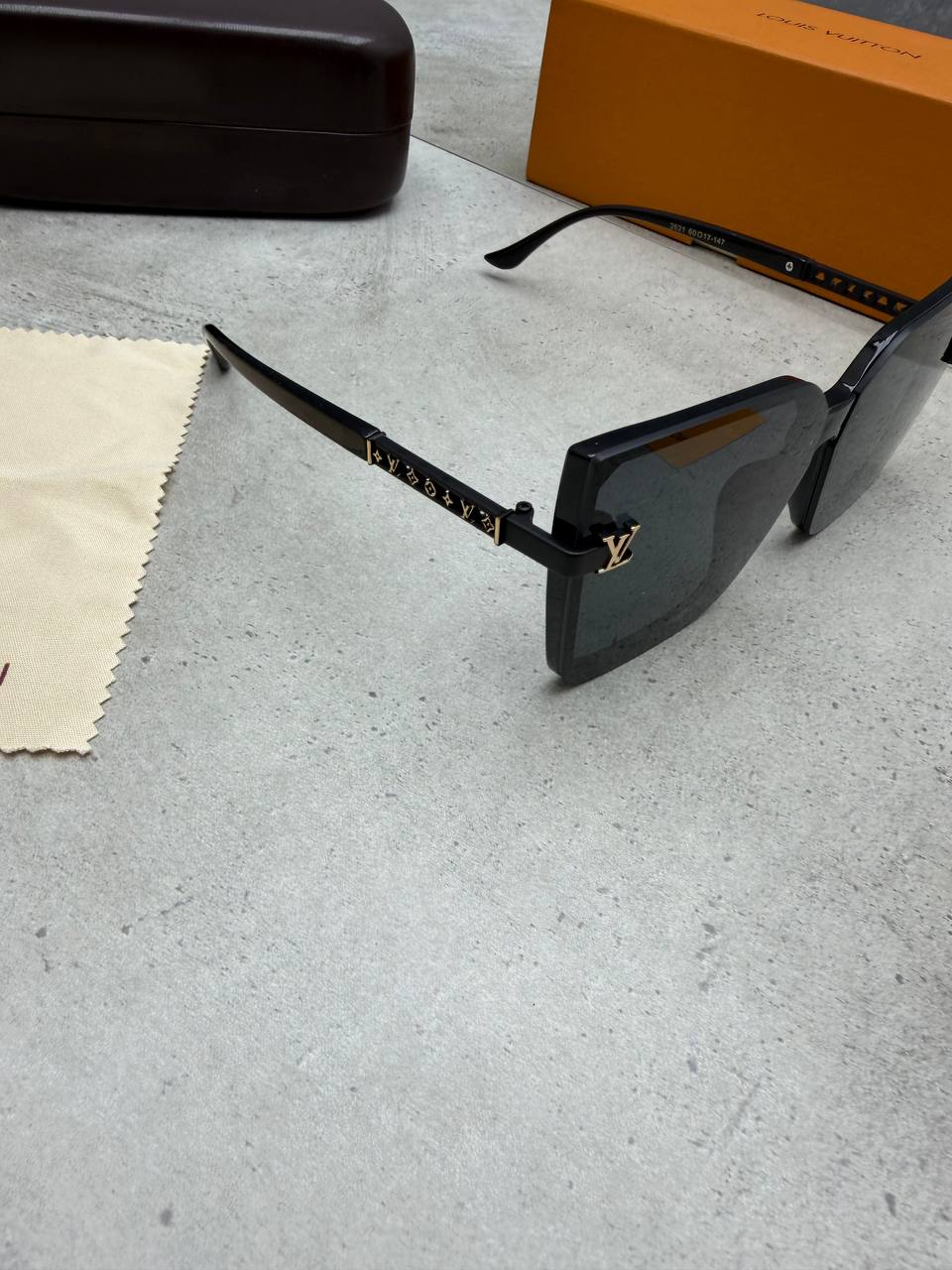 LV SUNGLASSES COME WITH BOX ETC am3007