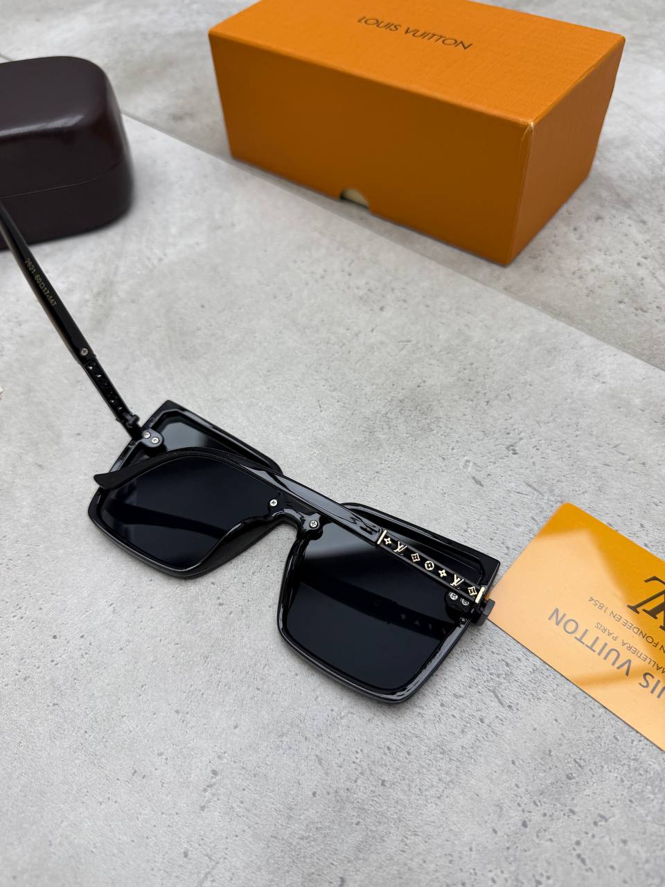 LV SUNGLASSES COME WITH BOX ETC am3007