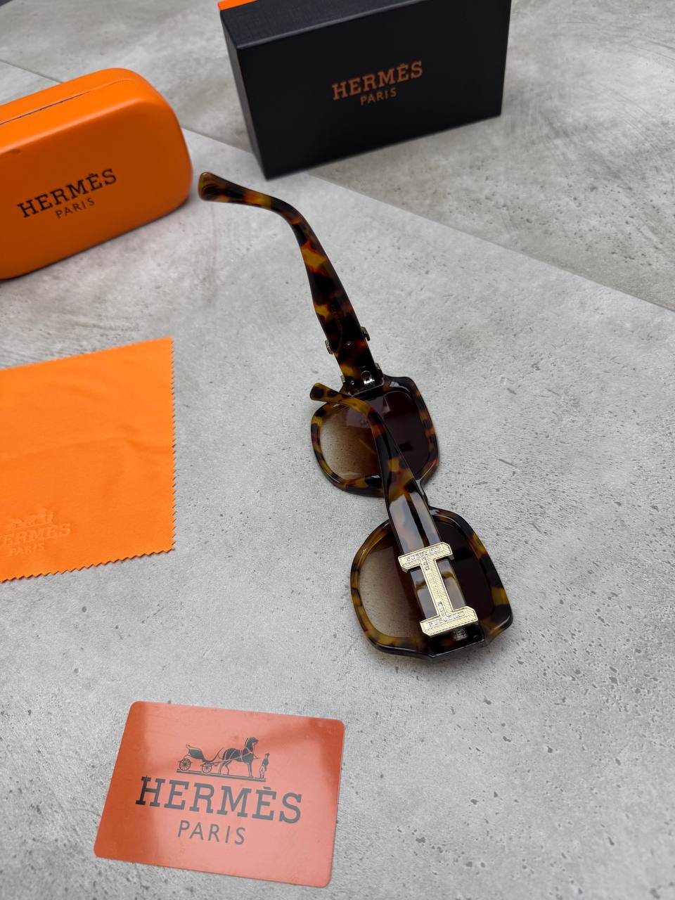 HERM SUNGLASSES COME WITH BOX ETC am3007