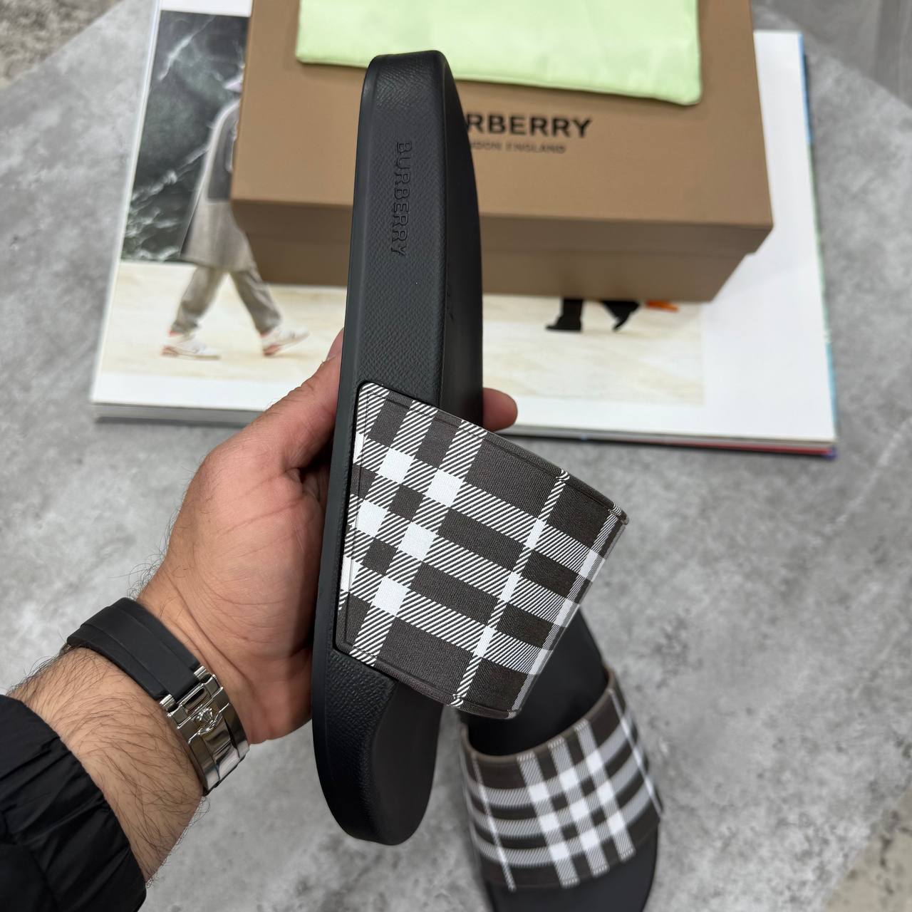 HIGH END BURBER SLIDES MENS WITH FULL PACKAGING ETC jay0207