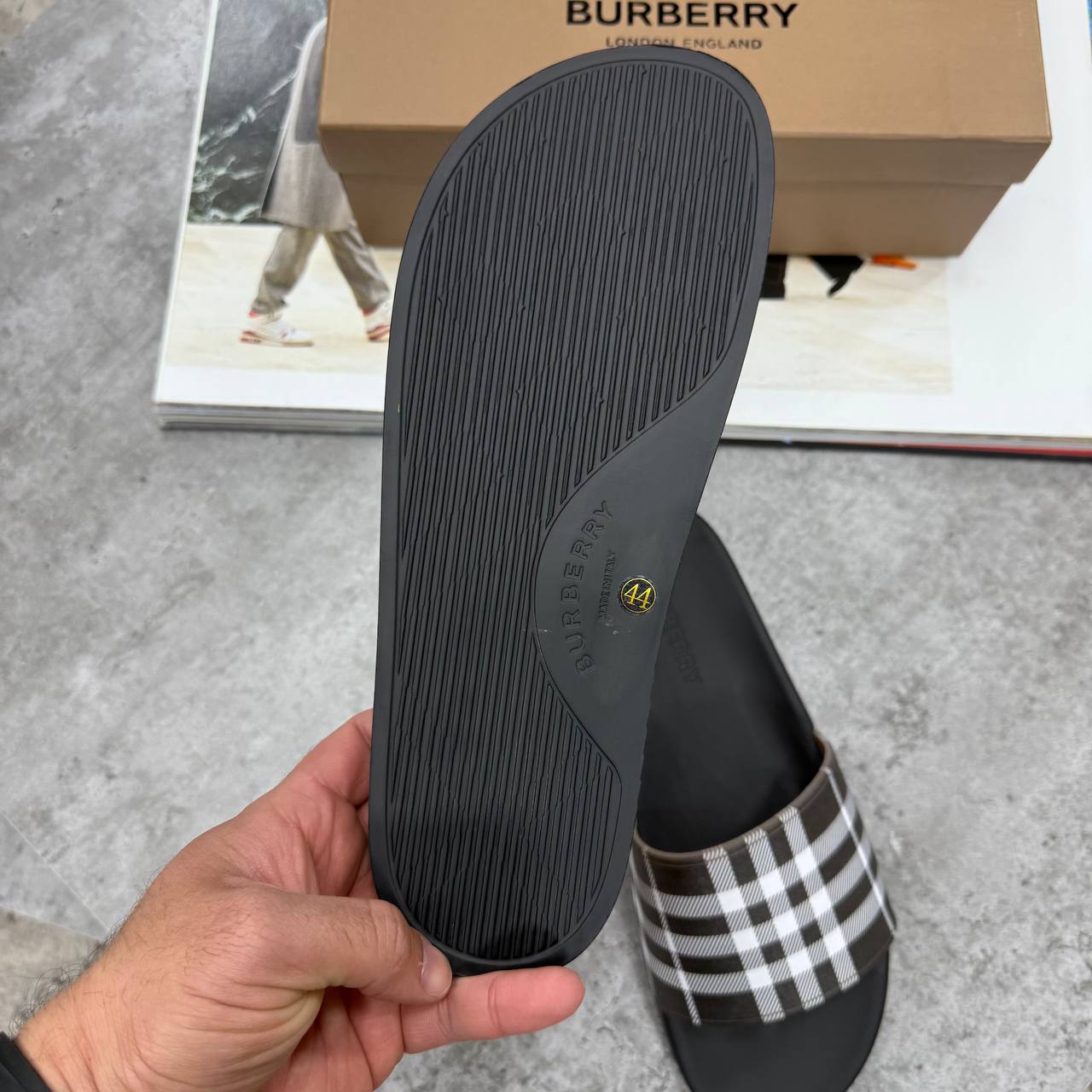 HIGH END BURBER SLIDES MENS WITH FULL PACKAGING ETC jay2707