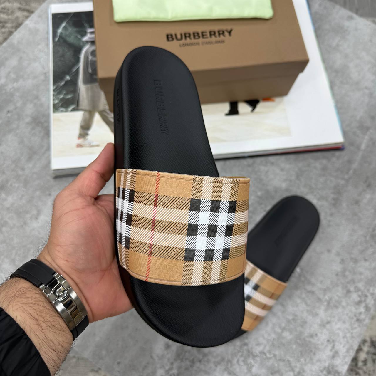 HIGH END BURBERR SLIDES MENS WITH FULL PACKAGING ETC jay2706