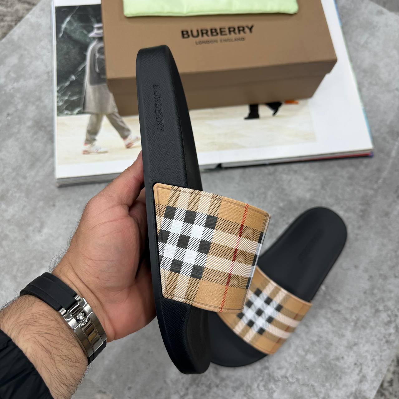 HIGH END BURBERR SLIDES MENS WITH FULL PACKAGING ETC jay2706