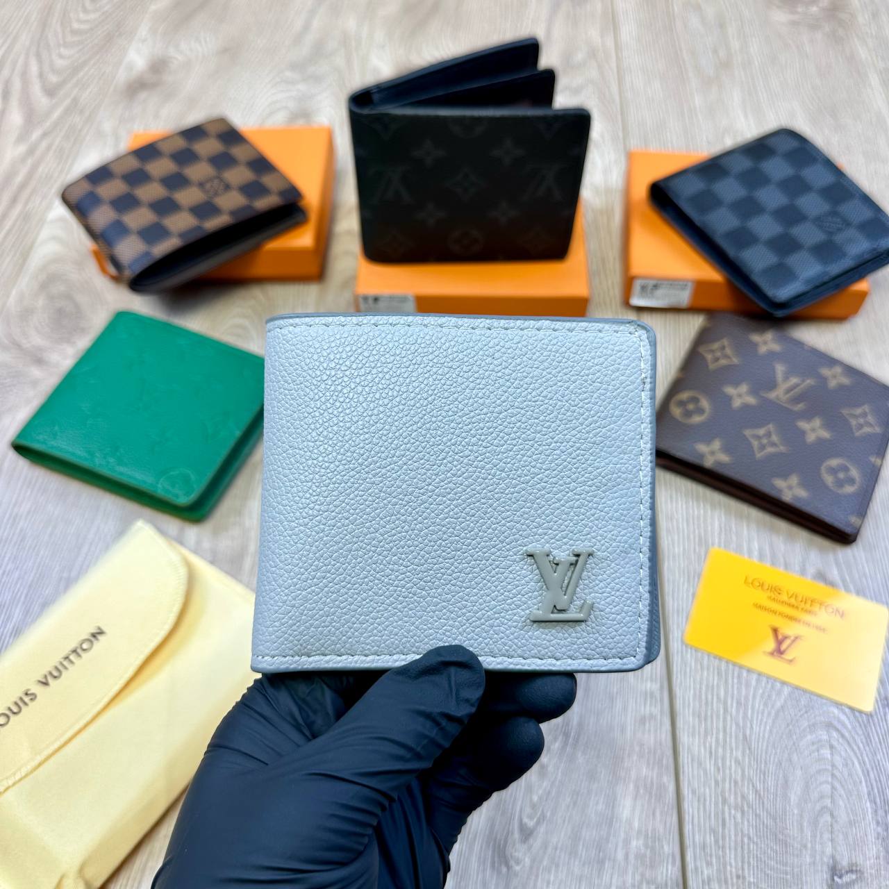 LV men’s Wallet Comes with boxes to0408