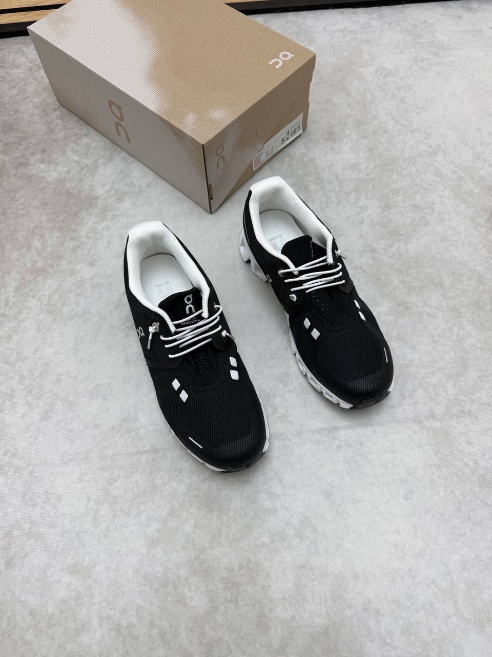 WOMENS ON CLOUD TRAINERS am0408